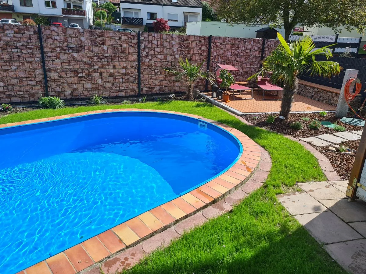 Garten mit Pool